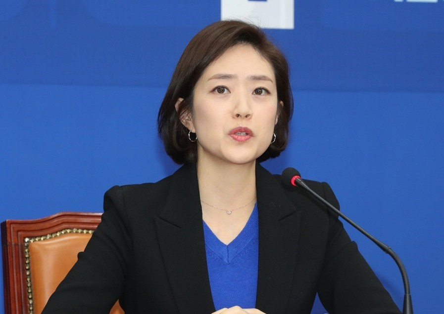 고민정 전 대통령비서실 대변인이 지난 2일 오후 서울 여의도 국회에서 더불어민주당 입당 인사를 하고 있다. [연합]