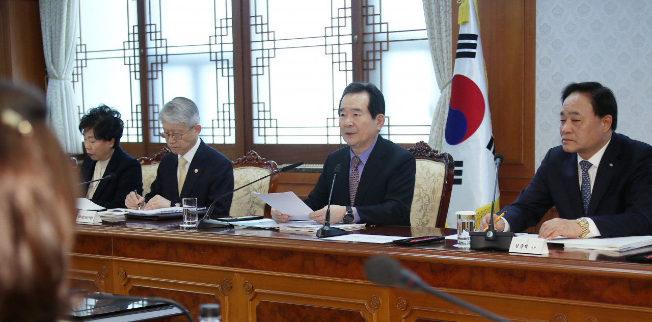 정세균(오른쪽 두번째) 국무총리가 19일 오후 정부서울청사에서 열린 농어업인 삶의 질 향상 위원회에서 모두발언을 하고 있다. ［연합］