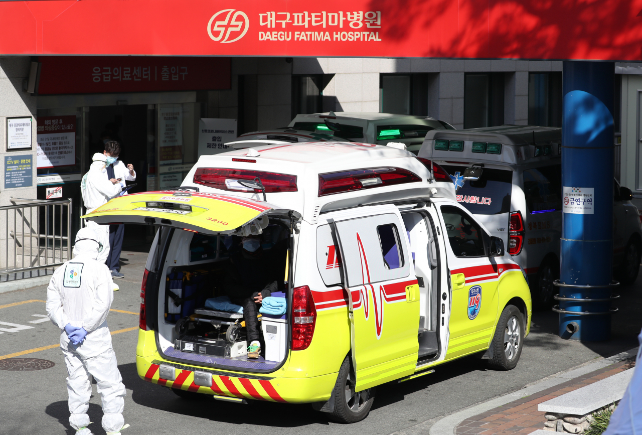 대구에서 신종 코로나바이러스 감염증(코로나19) 확진자가 다수 나온 19일 오후 대구시 동구 파티마 병원에 긴급 이송된 코로나19 의심 환자가 도착하고 있다. 연합뉴스
