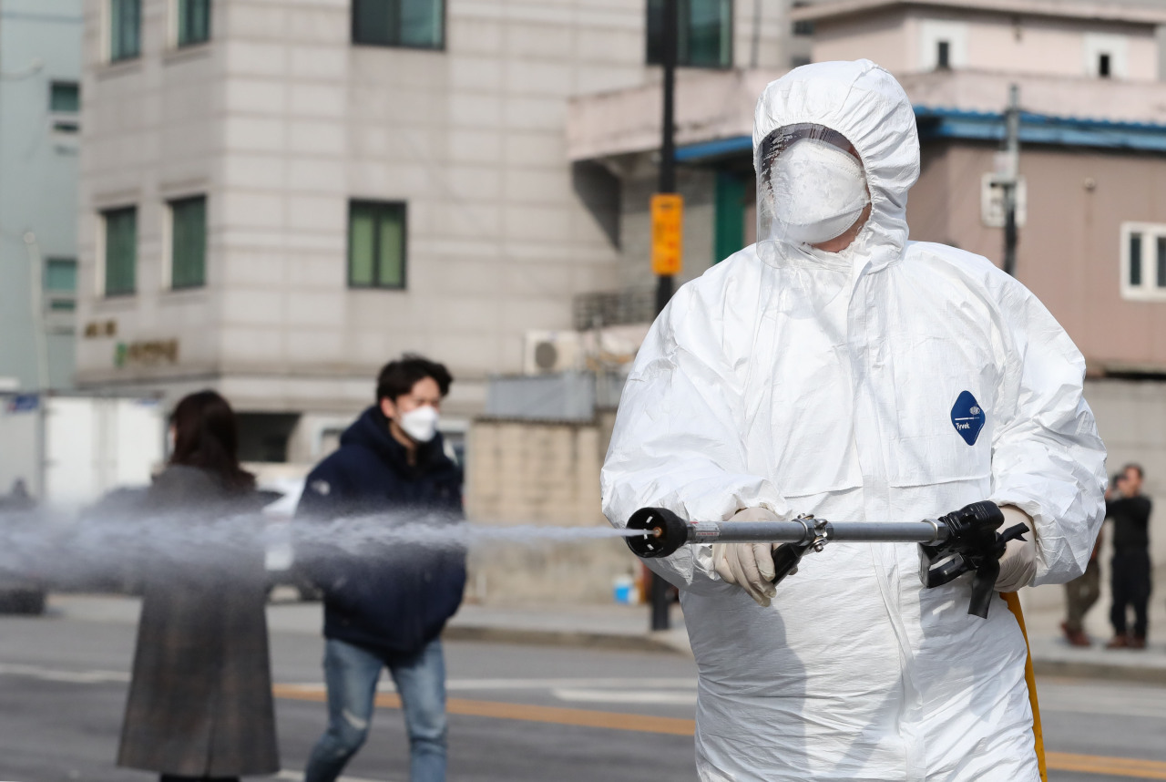Disinfection work underway at Seoul's western district of Seongdong on Wednesday (Yonhap)