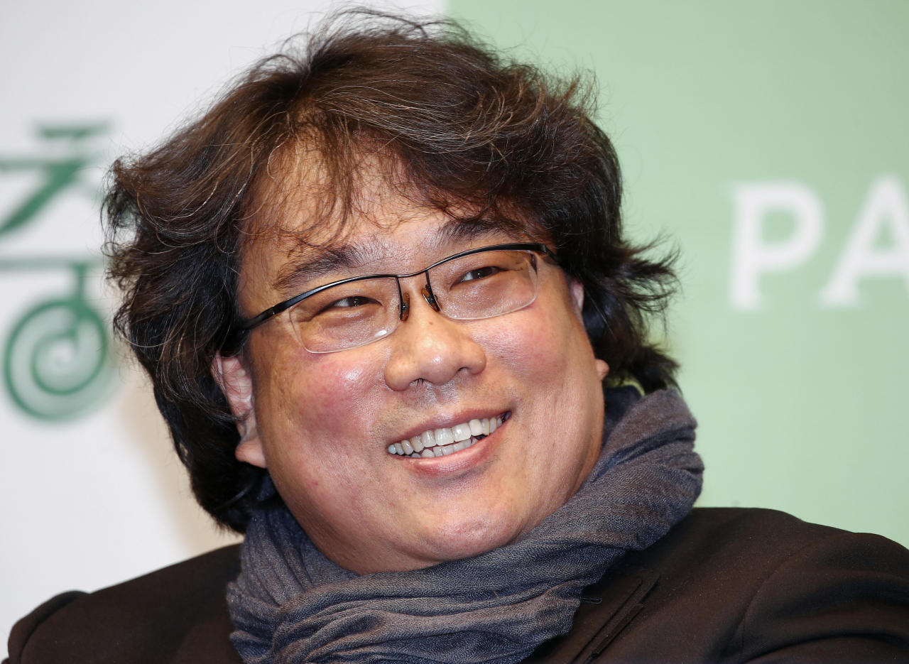 영화 ‘기생충’의 봉준호 감독이 지난 19일 오전 서울 중구 웨스틴조선호텔에서 열린 기자회견에 참석, 활짝 웃고 있다. [연합]