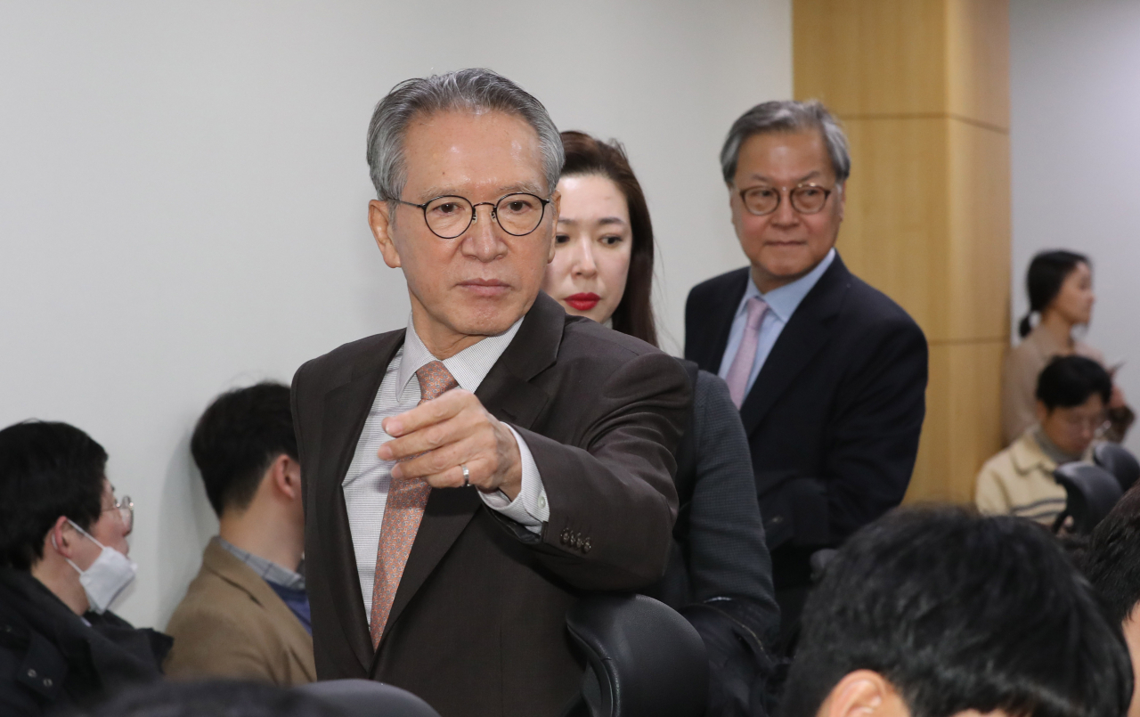 미래통합당 김형오 공천관리위원장이 19일 오후 지금까지의 공천심사 결과를 발표하기 위해 서울 여의도 국회 의원회관 간담회실에 들어서고 있다. [연합]