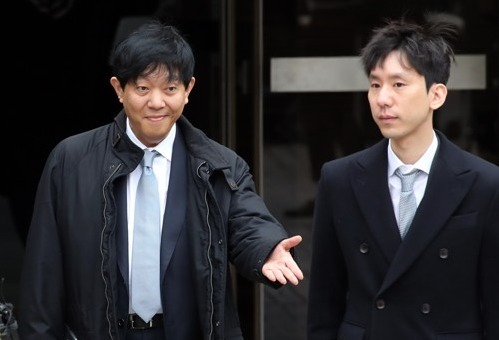 이재웅 쏘카 대표(왼쪽)가 19일 서울중앙지법에서 1심 무죄 선고를 받고 나오고 있다.[연합]