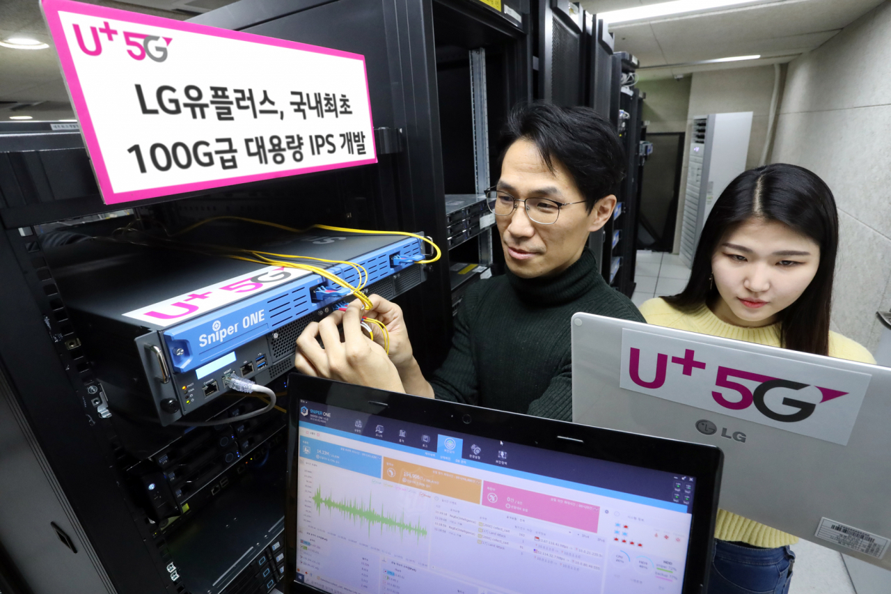 LG유플러스는 5G 네트워크 보호를 위해 인텔, 윈스와 함께 100G급 대용량 IPS(침입방지시스템)를 국내 최초로 개발했다고 20일 밝혔다. 사진은 LG유플러스 직원들이 100G IPS를 통해 네트워크 상황을 점검하는 모습. [LG유플러스 제공]