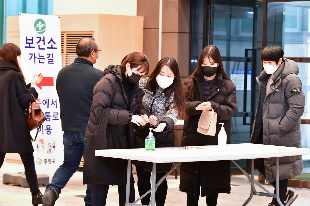 중랑구청에 손 소독제를 비치하고 주민들이 사용하는 모습. [중랑구 제공]