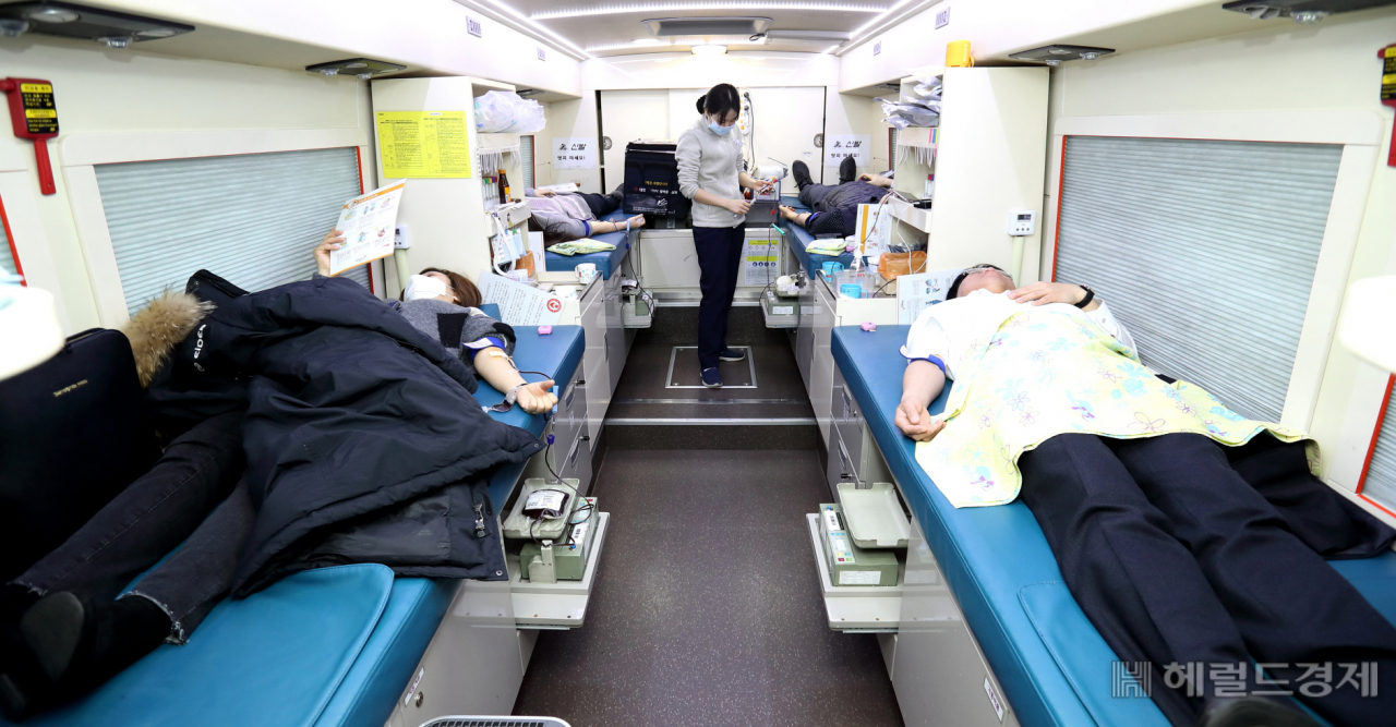 지난 19일 영등포구청 광장에서 열린 사랑의 헌혈 행사에서 구청 공무원들 팔걷고 헌혈을 하고 있다. [영등포구]