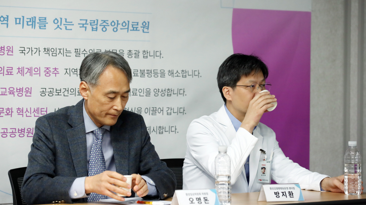 방지환 중앙감염병 병원운영 센터장(오른쪽)이 20일 서울 중구 국립중앙의료원 연구동에서 열린 신종 감염병 중앙 임상위원회 기자회견에서 물을 마시고 있다. 이날 코로나19 중앙 임상 태스크포스는 국립중앙의료원 중앙감염병 병원운영센터를 사무국으로 하는 '신종감염병 중앙임상위원회'로 확대 개편됐다. 연합뉴스