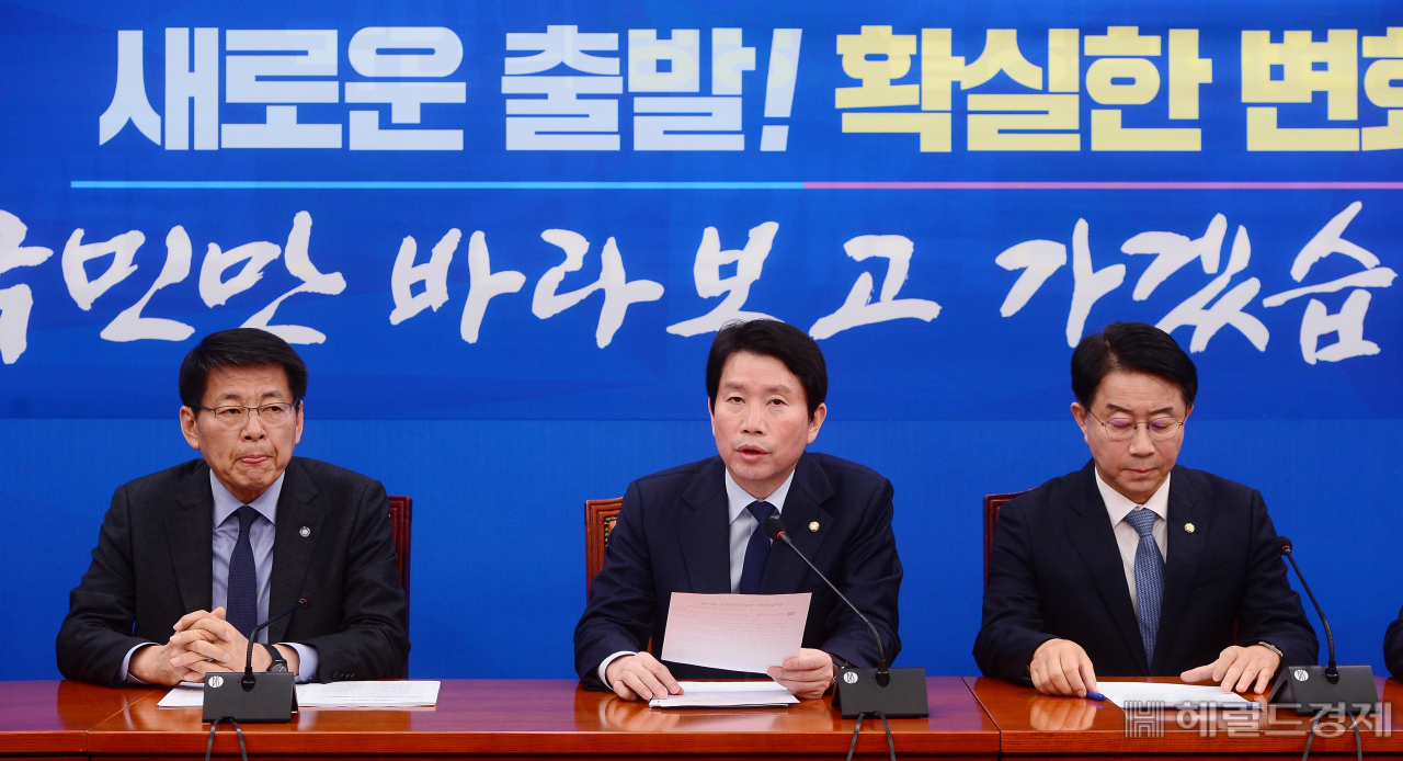 [헤럴드경제=이상섭 기자] 20일 오전 서울 여의도 국회에서 열린 더불어민주당 정책조정회의에 참석한 이인영 더불어민주당 원내대표가 현안관련 발언을 하고 있다. babtong@heraldcorp.com