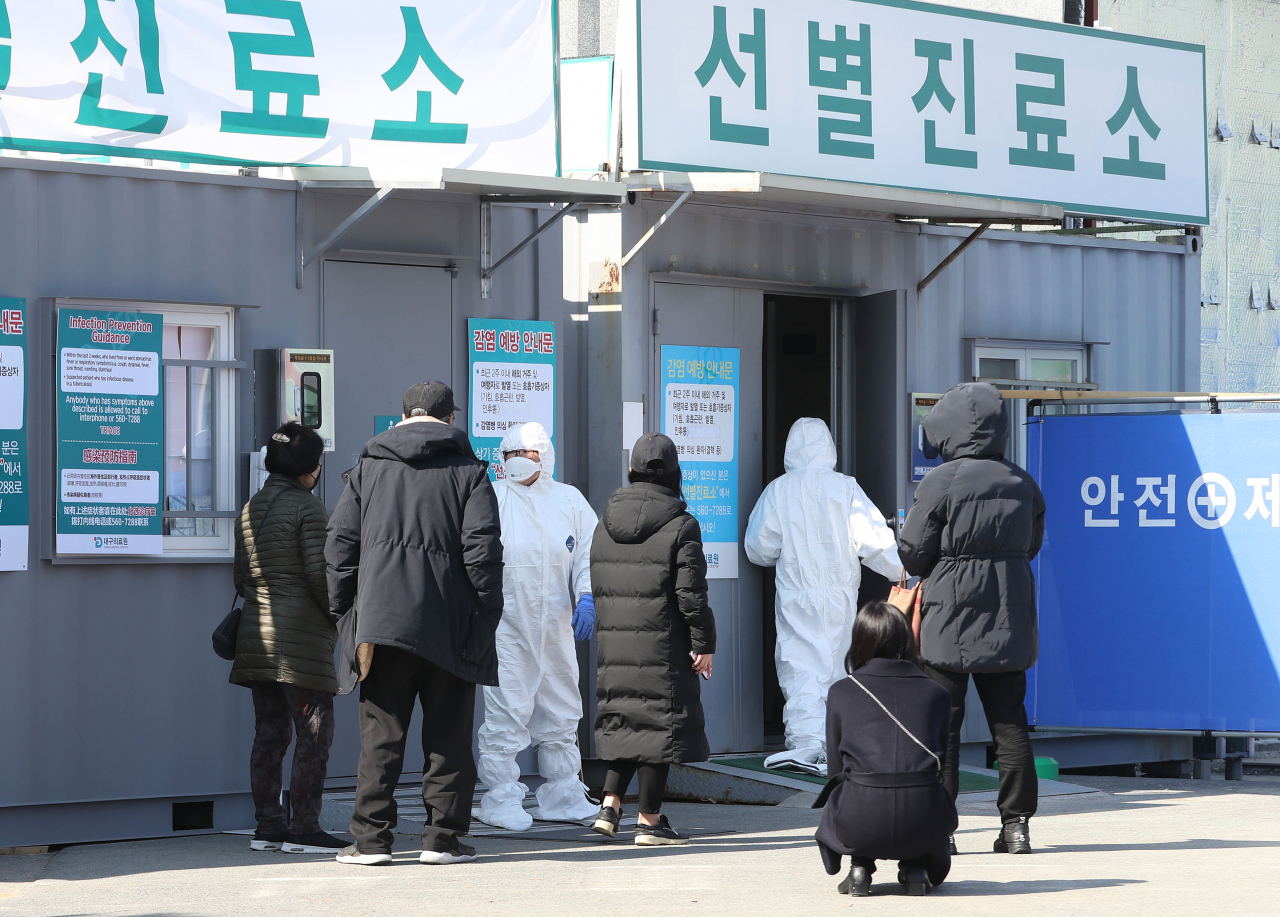 19일 오후 대구시 서구 중리동 대구의료원 선별진료소에서 신종 코로나바이러스 감염증(코로나19) 확진 검사를 받으려는 의심 환자들이 검사 순서를 기다리고 있다. 이날 대구의료원에는 의심 환자가 많이 몰리며 코로나19 확인 검사가 늦어졌다. 연합뉴스