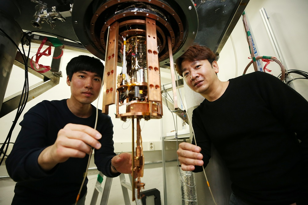 KAIST 물리학과 조성재(오른쪽) 교수와 김성호 연구원.[KAIST 제공]