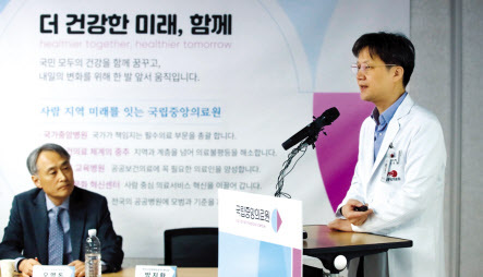 방지환 중앙감염병병원운영 센터장이 20일 서울 중구 국립중앙의료원 연구동에서 열린 신종 감염병 중앙 임상위원회 기자회견에서 발언하고 있다. 이날 코로나19 중앙 임상 태스크포스(TF)는 국립중앙의료원 중앙감염병병원운영센터를 사무국으로 하는 ‘신종감염병 중앙임상위원회’로 확대 개편됐다.  [연합]
