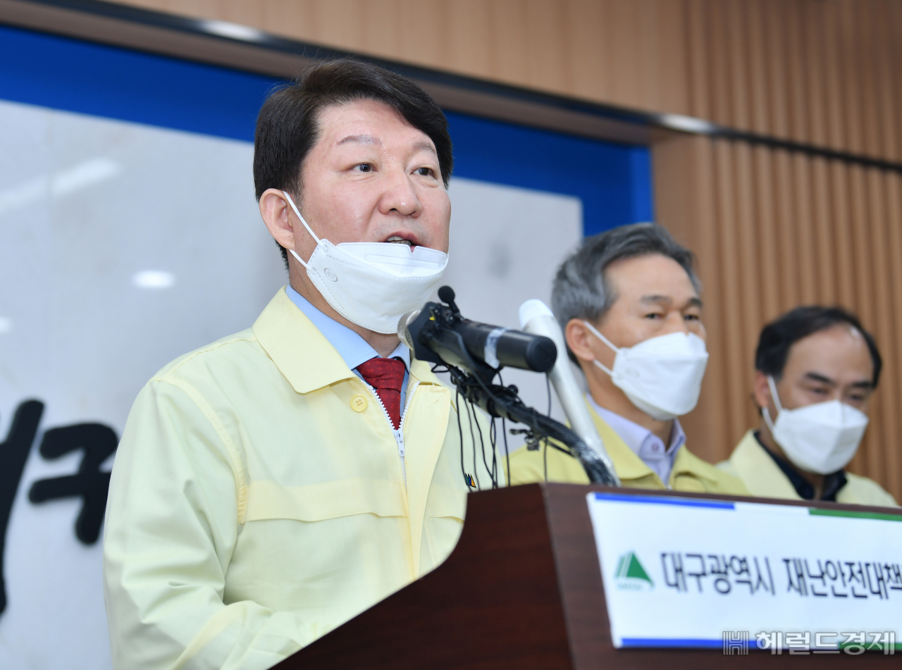 권영진 대구시장이 20일 오전 코로나19 확진자 급속한 증가와 관련해 긴급브리핑을 하고 있다.[대구시 제공]