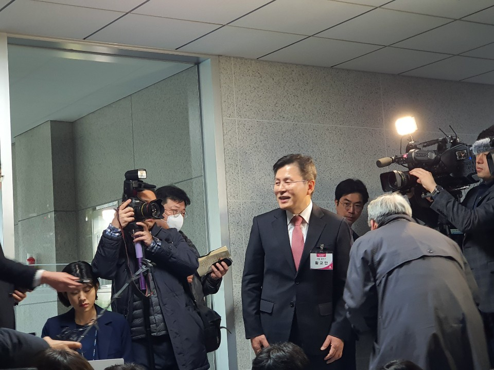 20일 공천 면접을 마치고 나온 황교안 미래통합당 대표가 기자들의 질문에 답하고 있다. [정윤희 기자 yuni@]