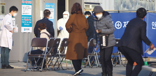 20일 오전 대구시 서구 중리동 대구의료원 선별진료소에 신종 코로나바이러스 감염증(코로나19) 의심 환자들이 검사를 받기 위해 기다리고 있다. [연합]