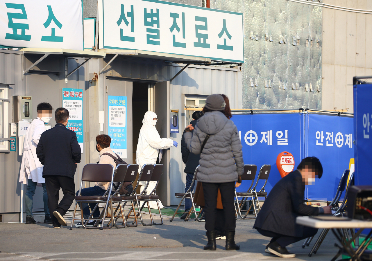 20일 오전 대구시 서구 중리동 대구의료원 선별진료소. [연합]