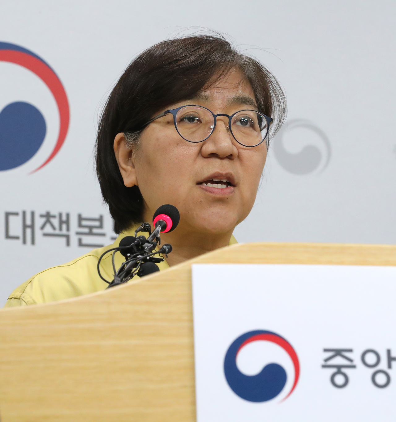 정은경 중앙방역대책본부장(질병관리본부장)이 지난 19일 오후 충북 청주시 질병관리본부에서 코로나19 국내 발생현황 및 확진환자 중간조사 결과 등 정례브리핑을 하고 있다. [연합]