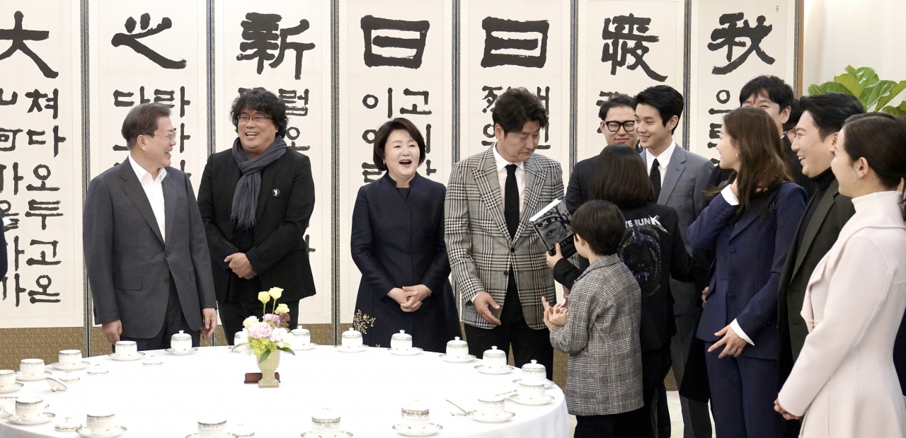 문재인 대통령과 김정숙 여사가 20일 청와대에서 영화 '기생충' 봉준호 감독 등 제작진, 배우들과 환담하고 있다. [연합]