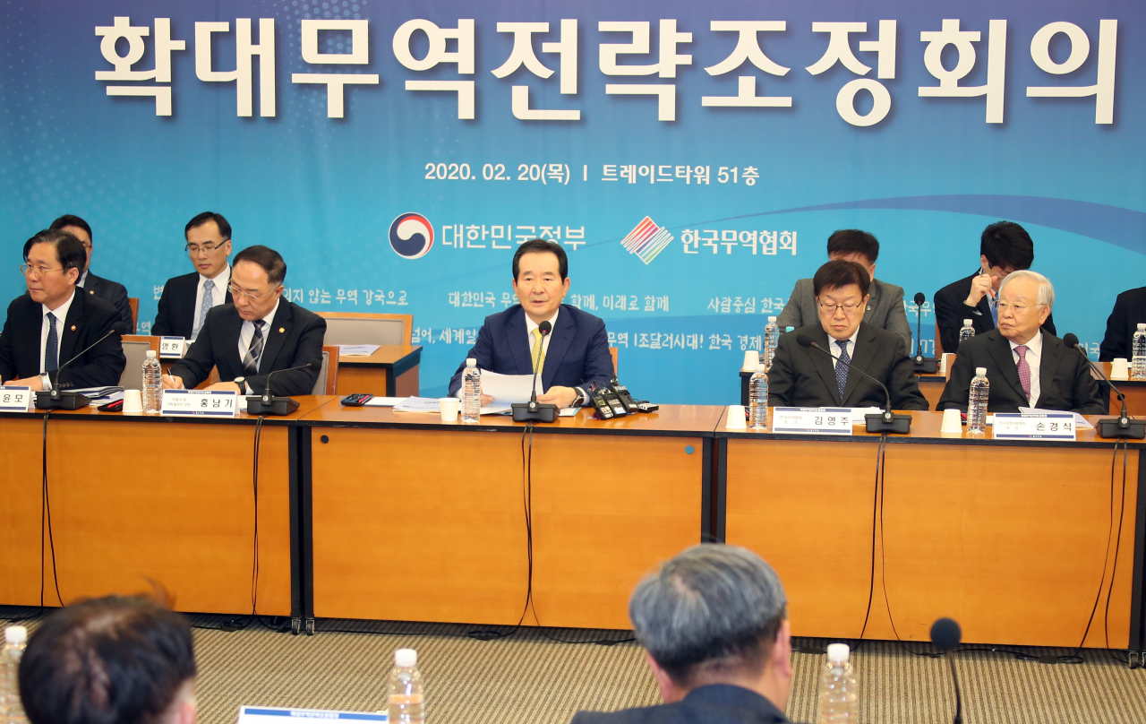 정세균(앞줄 가운데) 국무총리가 20일 서울 강남구 무역센터에서 열린 확대무역전략조정회의에서 모두발언을 하고 있다. ［연합］