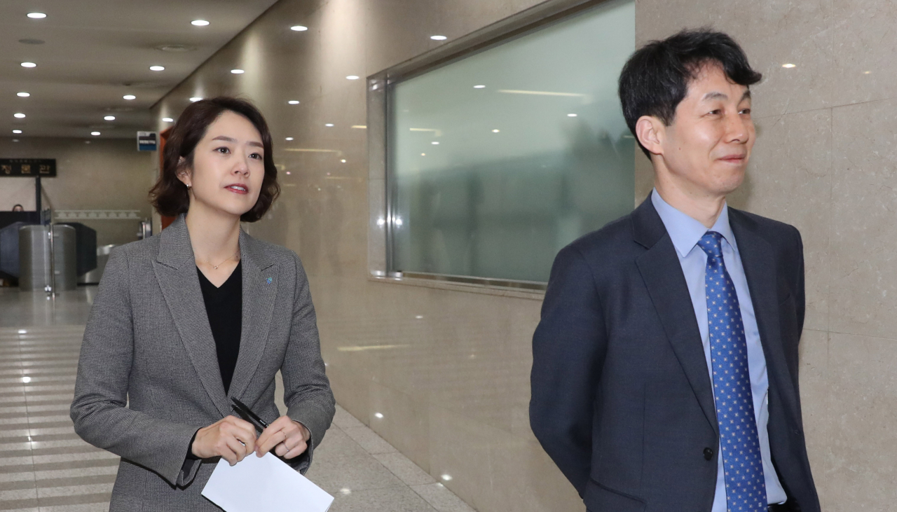 고민정 전 청와대 대변인(왼쪽)과 윤건영 전 청와대 국정기획상황실장이 20일 오전 미래통합당의 문재인 대통령 탄핵 발언을 비판하는 기자회견을 하기 위해 서울 여의도 국회 정론관으로 향하고 있다. 연합뉴스