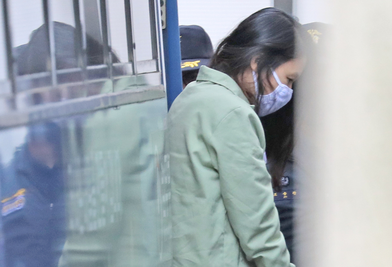 전 남편과 의붓아들을 살해한 혐의로 구속기소된 고유정이 20일 오후 1심 선고 공판에 출석하기 위해 제주지법에 도착해 호송차에서 내리고 있다. [연합]