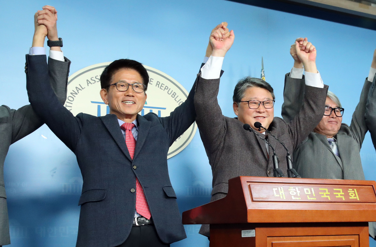 20일 국회 정론관에서 열린 우리공화당-자유통일당 통합추진 발표 기자회견에서 우리공화당 조원진 대표와 자유통일당 김문수 대표가 손을 맞잡고 있다. [연합]