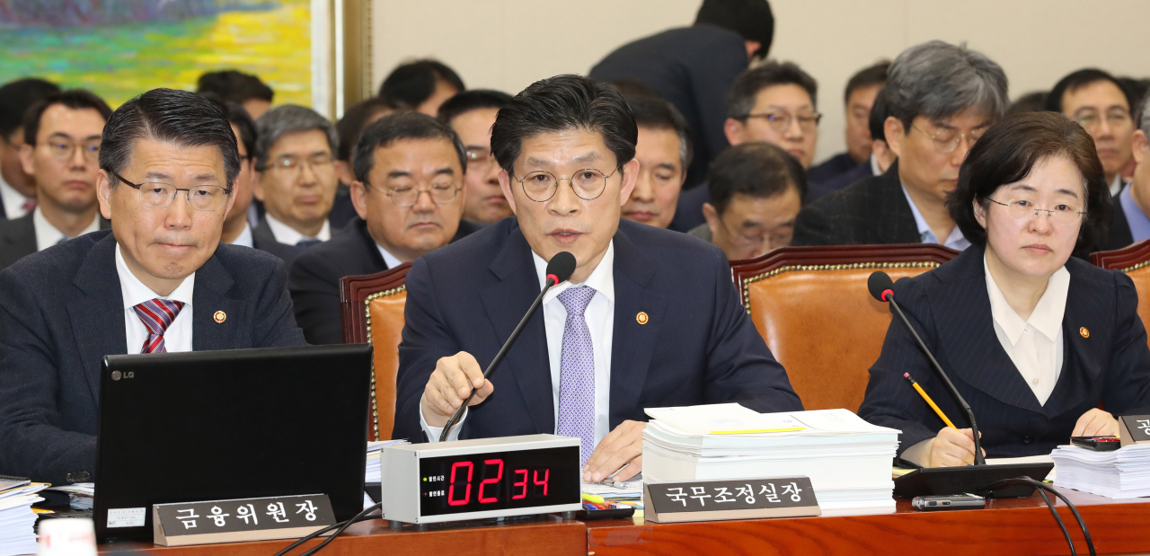 노형욱 국무조정실장이 20일 오전 서울 여의도 국회에서 열린 정무위원회 전체회의에서 신종 코로나바이러스 감염증 대책에 대한 의원질의에 답변을 하고 있다. ［연합］