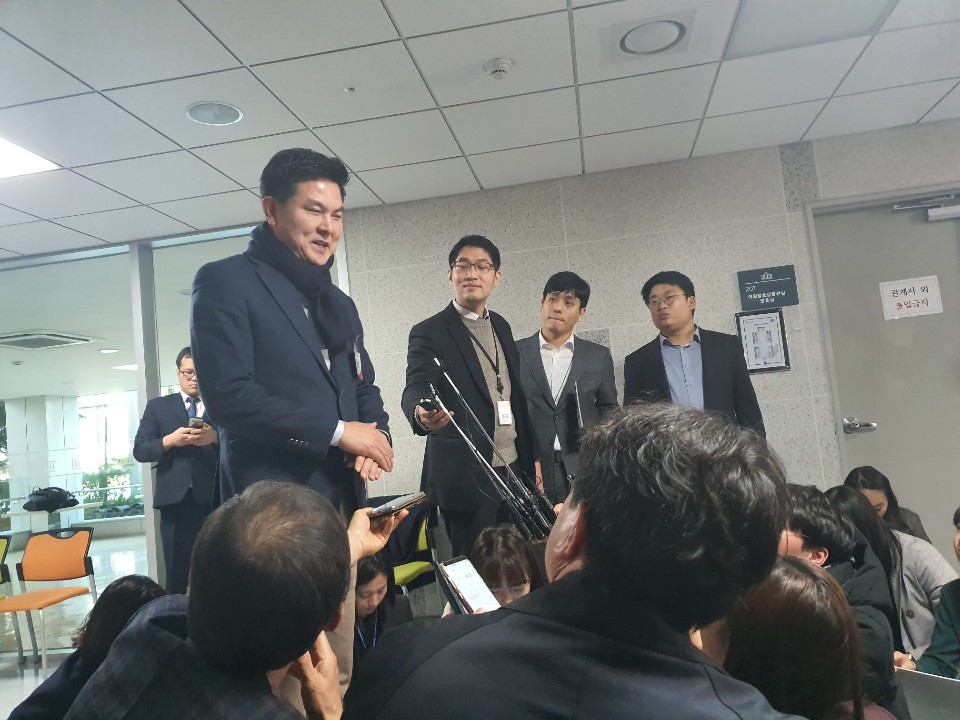 김태호 전 경남도지사가 20일 미래통합당 공천 면접을 보고나와 기자들의 질문에 답하고 있다. [정윤희 기자 yuni@]