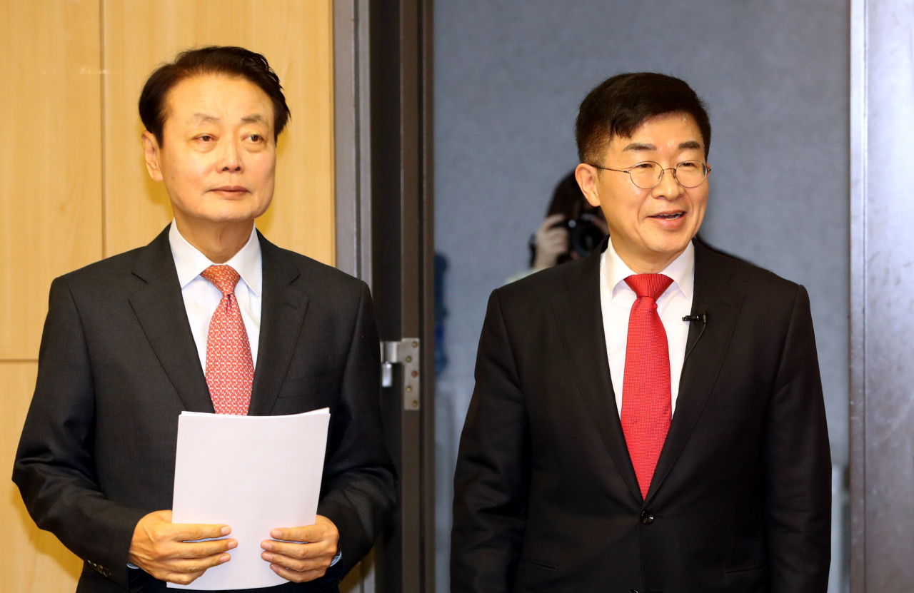 미래한국당 한선교 대표와 공병호 공천관리위원장이 20일 오후 서울 여의도 국회 의원회관에서 열린 기자회견에 참석하고 있다. [연합]