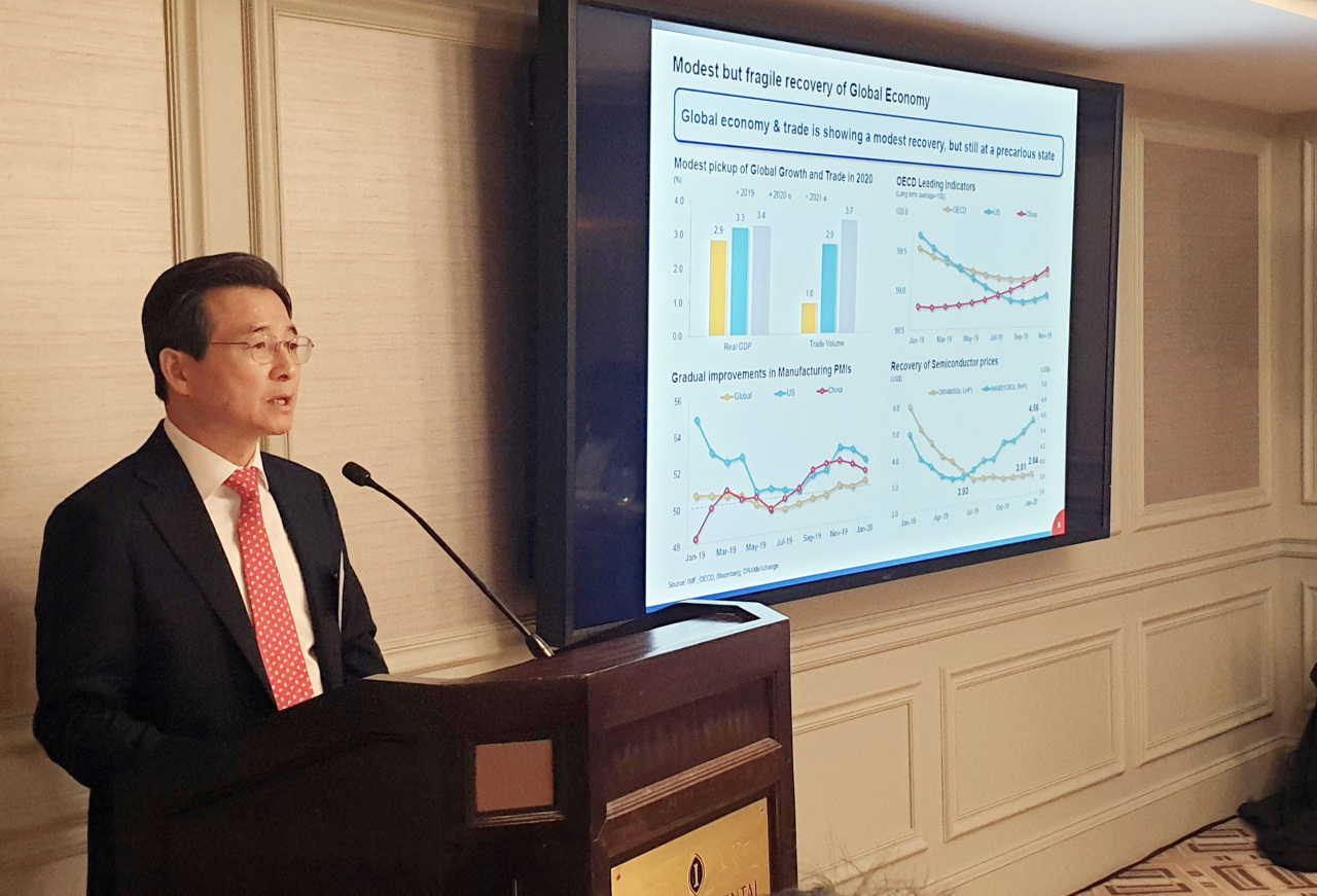 Vice Finance Minister Kim Yong-beom briefs US investors and officials from credit rating firms on South Korea’s economic situation and government policies in New York on Wednesday (US time). (Ministry of Economy and Finance)