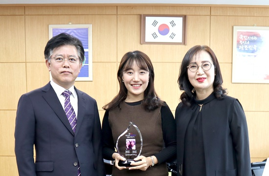 사진왼쪽부터 조해근 전남우정청장과 박아련, 한창미씨. [전남우정청 제공]