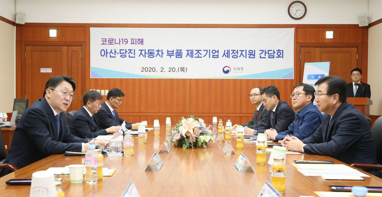 김현준(왼쪽 첫번째) 국세청장이 20일 충남 아산 현대차공장에서 열린 지역 자동차 부품 제조기업 세정지원 간담회에서 인사말을 하고 있다. ［국세청 제공］