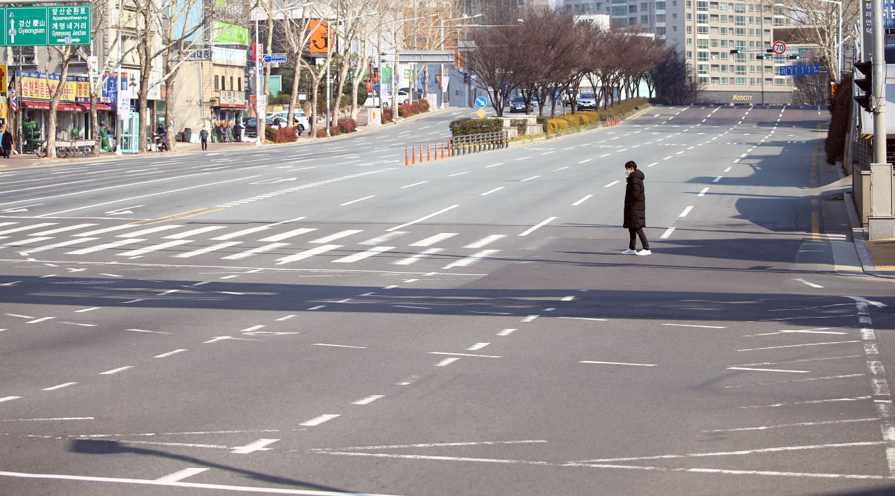 A street in central Daegu on Thursday. Following more than 30 confirmed cases of COVID-19, citizens in the southern city are avoiding public places. Yonhap