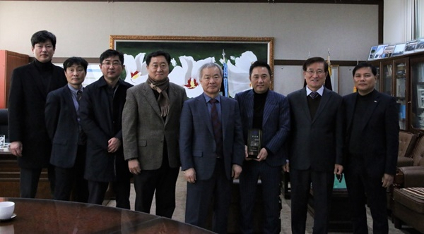 ASA 유동기 대표(왼쪽에서 여섯번째)가 감사패를 받은 뒤 남부대학 교수들과 기념촬영하고 있다.