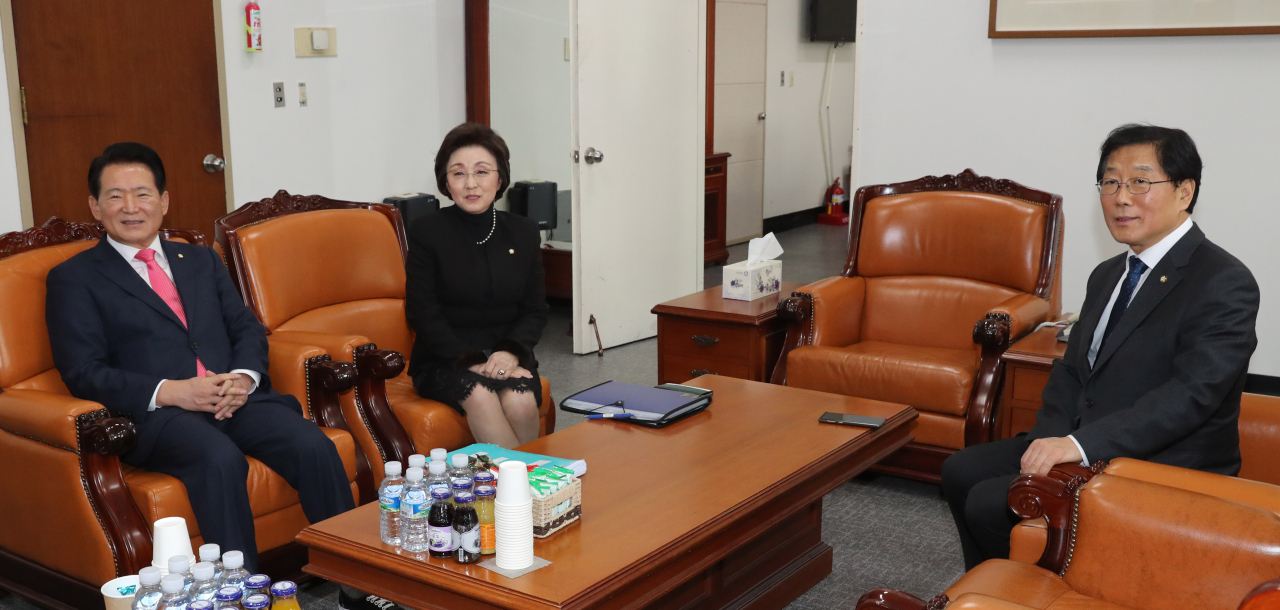 미래통합당 김한표(왼쪽부터), 민주 통합 의원 모임 장정숙, 더불어민주당 윤후덕 원내수석부대표가 20일 오후 서울 여의도 국회에서 현안 협의를 위한 3당 원내수석부대표 회동을 하고 있다. [연합]