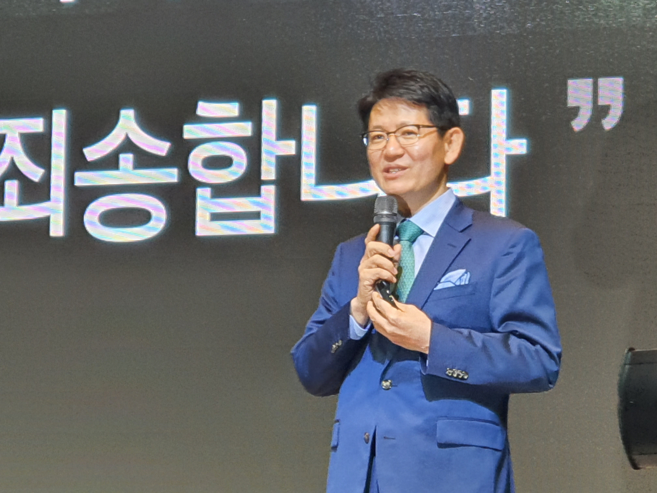 강성부 KCGI 대표가 20일 서울 여의도 글래드호텔에서 열린 기자간담회에서 조원태 회장에 최후통첩을 하고 있다. /원호연 기자
