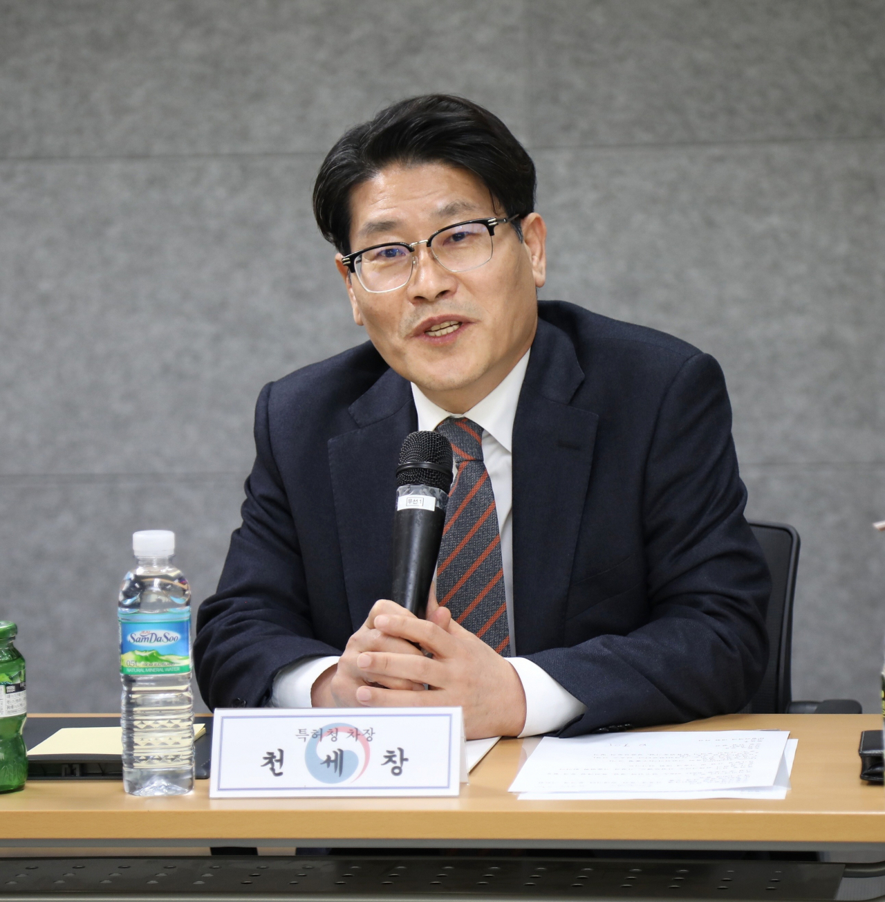 천세창 특허청 차장이 20일 서울 강남구 특허청 서울사무소에서 국내 로봇분야 기업체, 스타트업 및 출연연과 함께 '로봇산업 IP협의체 출범식 및 제1차 포럼'에 참석해 축사를 하고 있다.