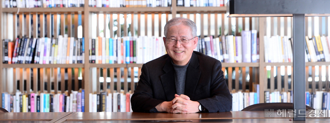 우창록 회장은 국내로펌으로는 처음으로 복지향상을 위해 사내 카페테리아 겸 도서관을 만들었다. 이상섭 기자