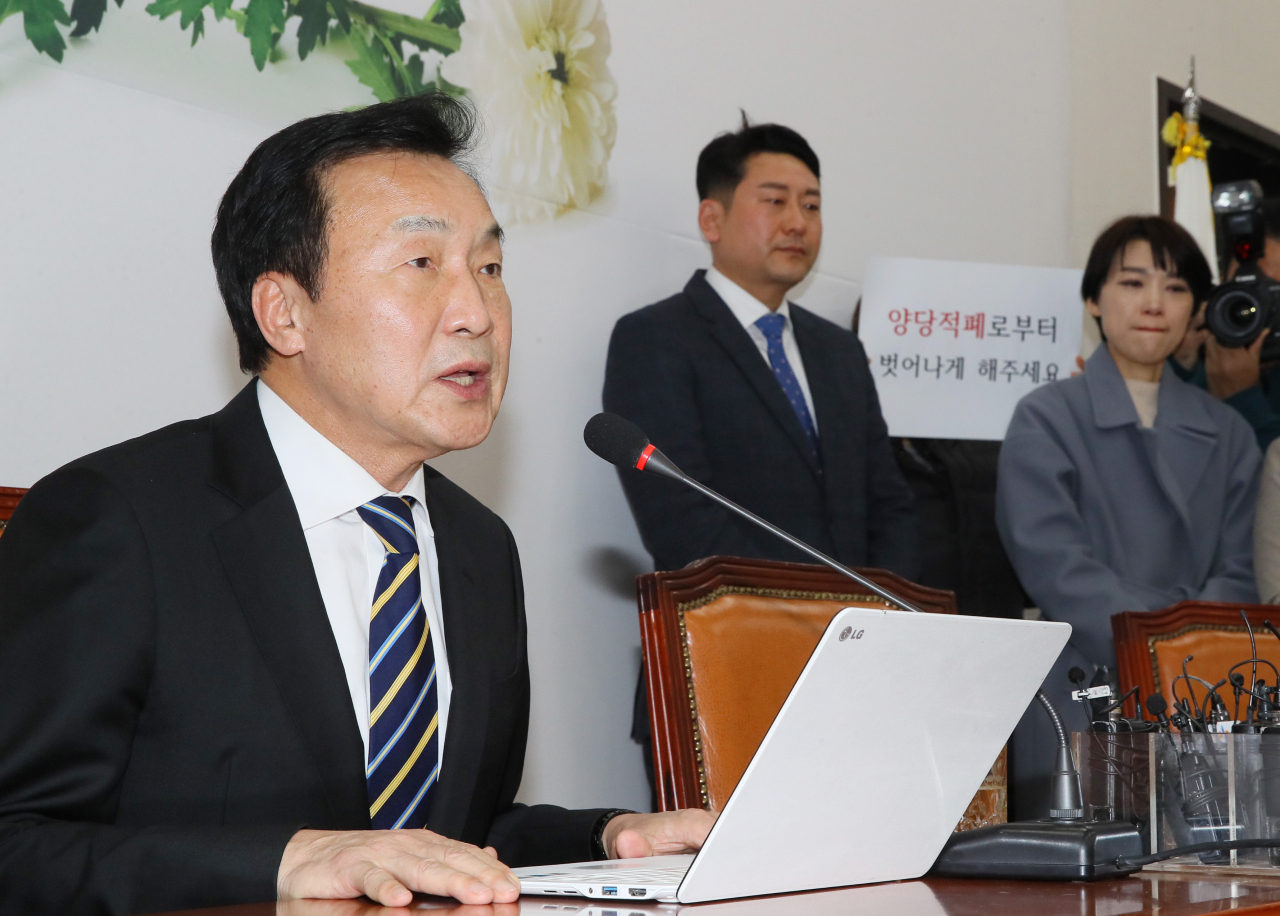 바른미래당 손학규 대표가 20일 국회에서 기자회견을 하고 있다. [연합]