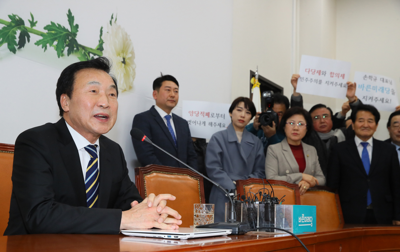 바른미래당 손학규 대표가 20일 국회에서 바른미래당과 대안신당, 민주평화당 등 호남을 지지기반으로 하는 3당의 합당과 대표직 사퇴에 관해 기자회견하고 있다. [연합]