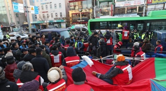 지난해 12월4일 서울 동작구청의 노량진역 인근 불법 노점 행정대집행 당시 못,ㅂ. [연합]