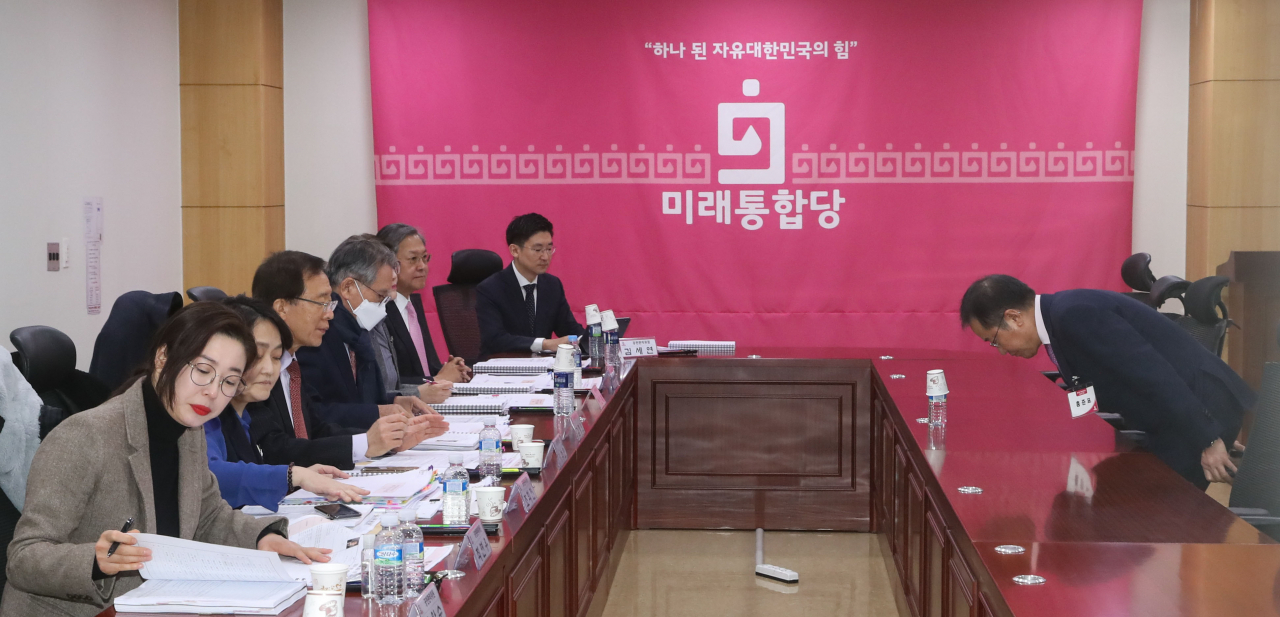 홍준표 전 자유한국당 대표가 20일 국회 의원회관에서 열린 미래통합당의 제21대 국회의원 예비후보자 면접에서 공천관리위원들에게 인사하고 있다. [연합]