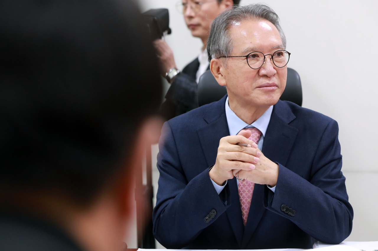 김형오 미래통합당 공천관리위원장이 20일 오전 서울 여의도 국회 의원회관에서 총선 공천 신청자 면접을 보고 있다. [ 연합]