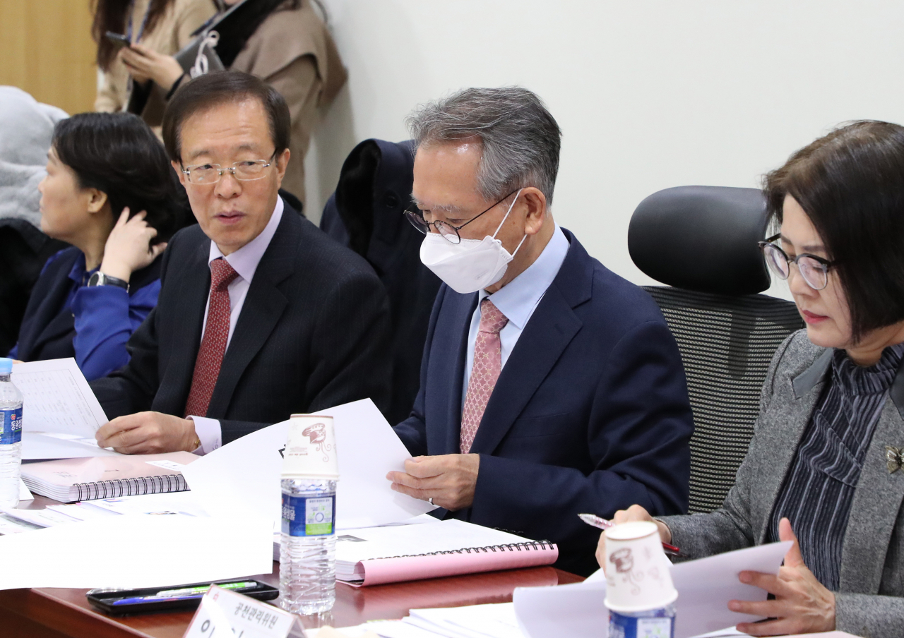 김형오 미래통합당 공천관리위원장(가운데)이 20일 오전 서울 여의도 국회 의원회관에서 열린 총선 공천 신청자 면접에서 자료를 살피고 있다. [연합]
