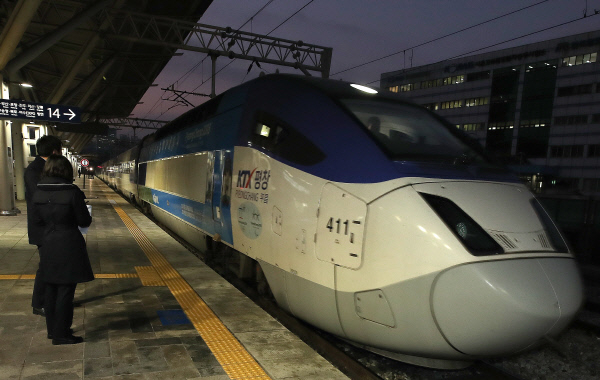 강릉역을 출발, 서울역으로 들어서고 있는 KTX 열차 모습. [연합]