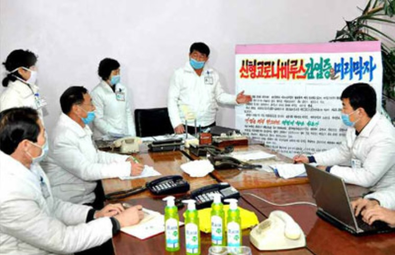 한국에서 신종 코로나바이러스 감염증(코로나19)으로 첫 사망자가 발생하자 북한은 관련 소식을 신속 보도하는 등 긴장하는 모습이다. 평안북도인민병원 관계자들이 코로나19 대응방안을 논의하고 있는 가운데 ‘신형 코로나비루스(바이러스) 감염증을 미리 막자’는 문구와 테이블 위에 손세정제로 보이는 물품이 눈길을 끈다. [헤럴드DB]