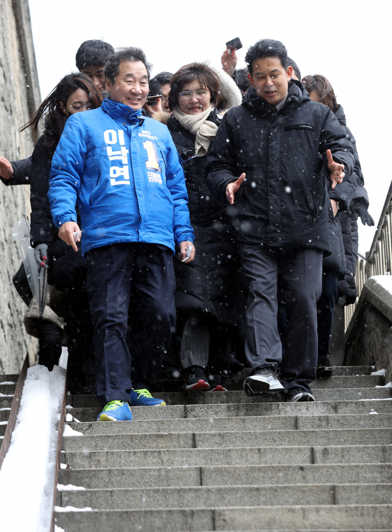 4·15 총선 서울 종로에 출마하는 이낙연 전 국무총리가 17일 오전 낙후지역 관광지 개발 방안 관련 현장방문을 위해 서울 종로구 부암동을 찾은 뒤 영화 '기생충'의 촬영지인 자하문터널 입구 계단을 걷고 있다. [연합]