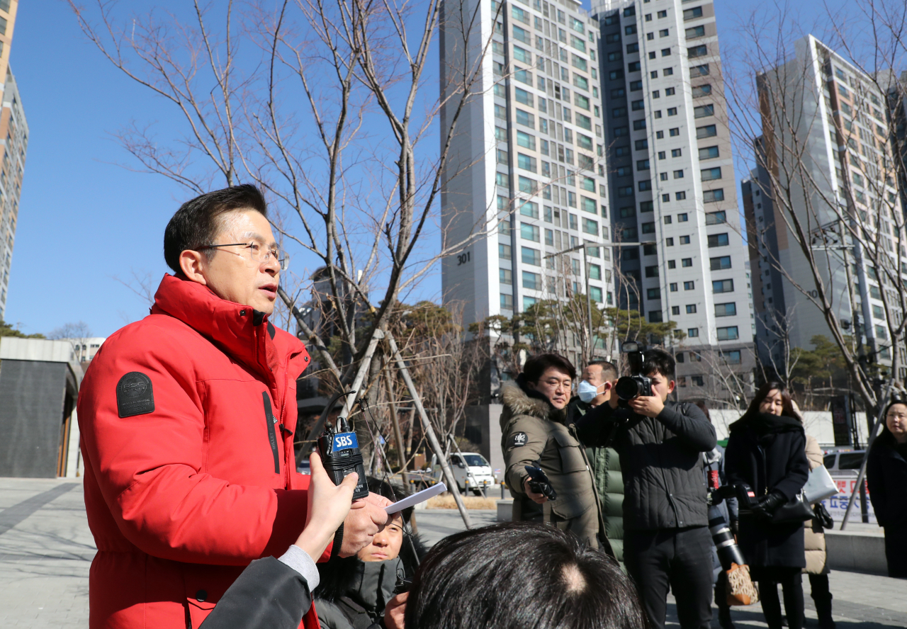 황교안 미래통합당 대표가 18일 서울 종로구 교남동 상가밀집지역을 방문해 지역주민들과 인사를 나누기에 앞서 총선 공약을 발표하고 있다. [연합]