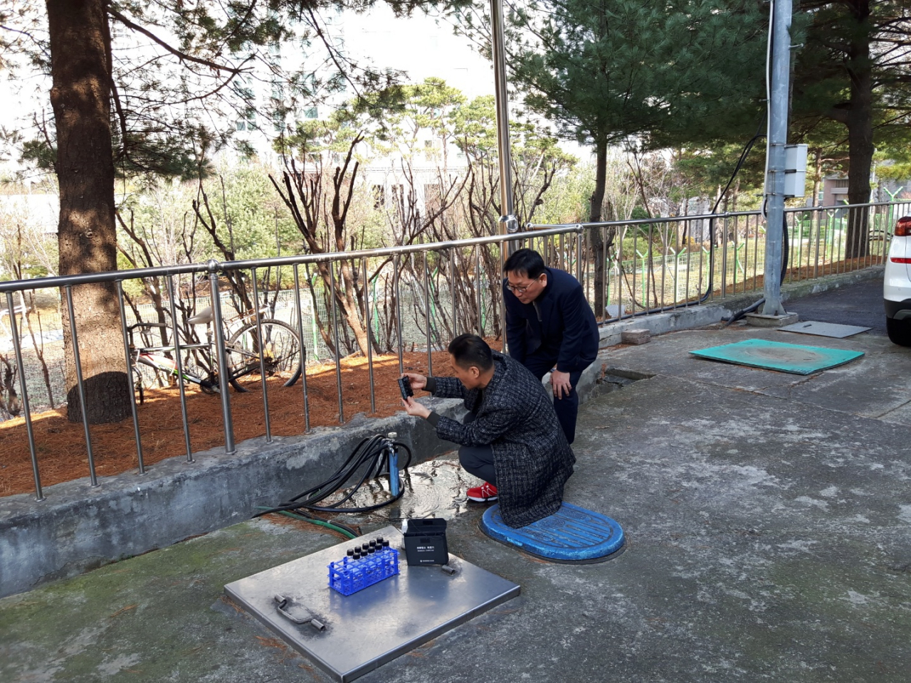 수원시는 수돗물 평가위원회와 함께 수돗물 채수(採水) 작업을 진행했다. [수원시 제공]