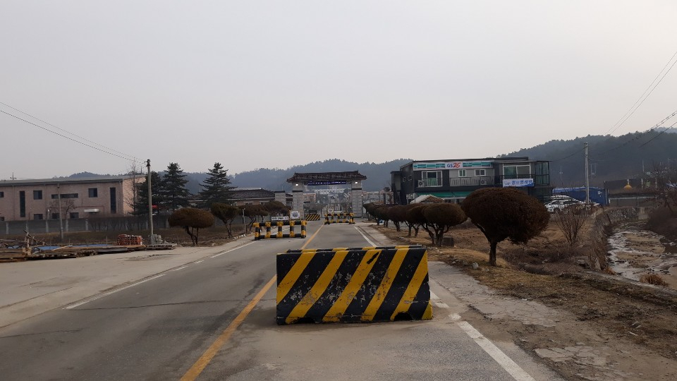 신종 코로나바이러스 감염증(코로나19) 확진자 1명이 발생한 충북 증평 소재 모 육군부대. 이 부대는 문을 굳게 닫은 뒤 출입을 엄격히 통제하고 있다. 연합뉴스