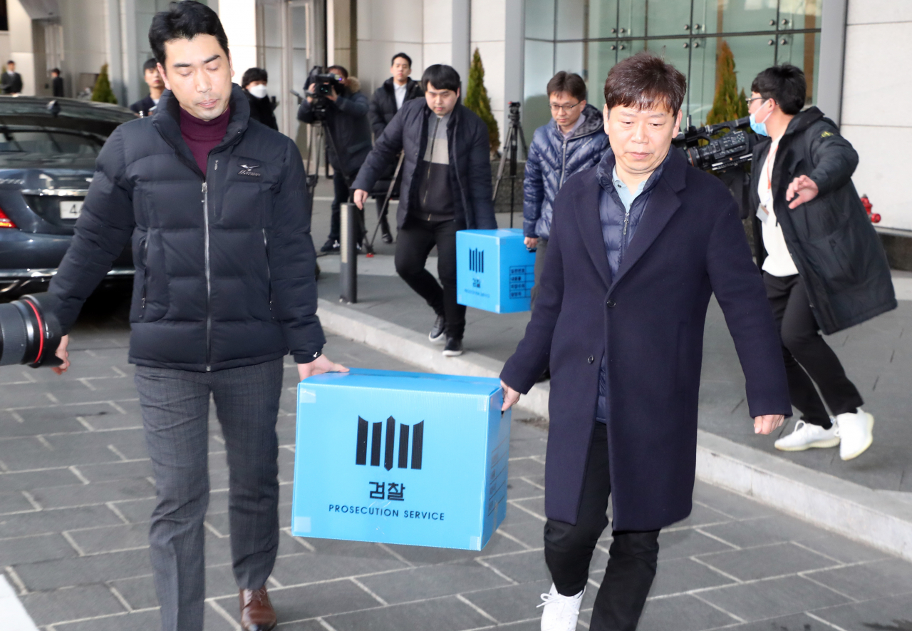 19일 검찰 관계자들이 서울 여의도 IFC 내의 라임자산운용을 압수수색하고 압수물을 차로 옮기고 있다. [연합]